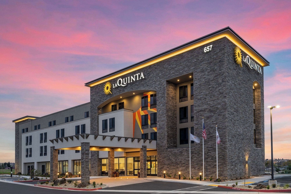 La Quinta Inn and Suites by Wyndham Lincoln 4/84
