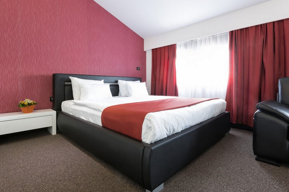 NOVA CITY HOTEL SIGNATURE COLLECTION 13/50