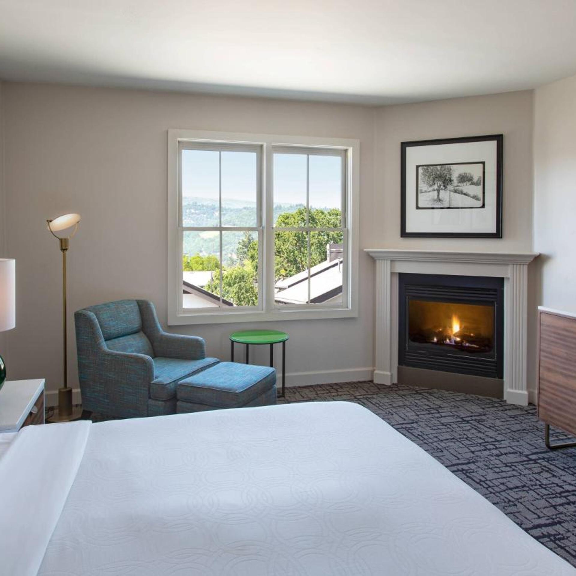 Lodge, King Bed