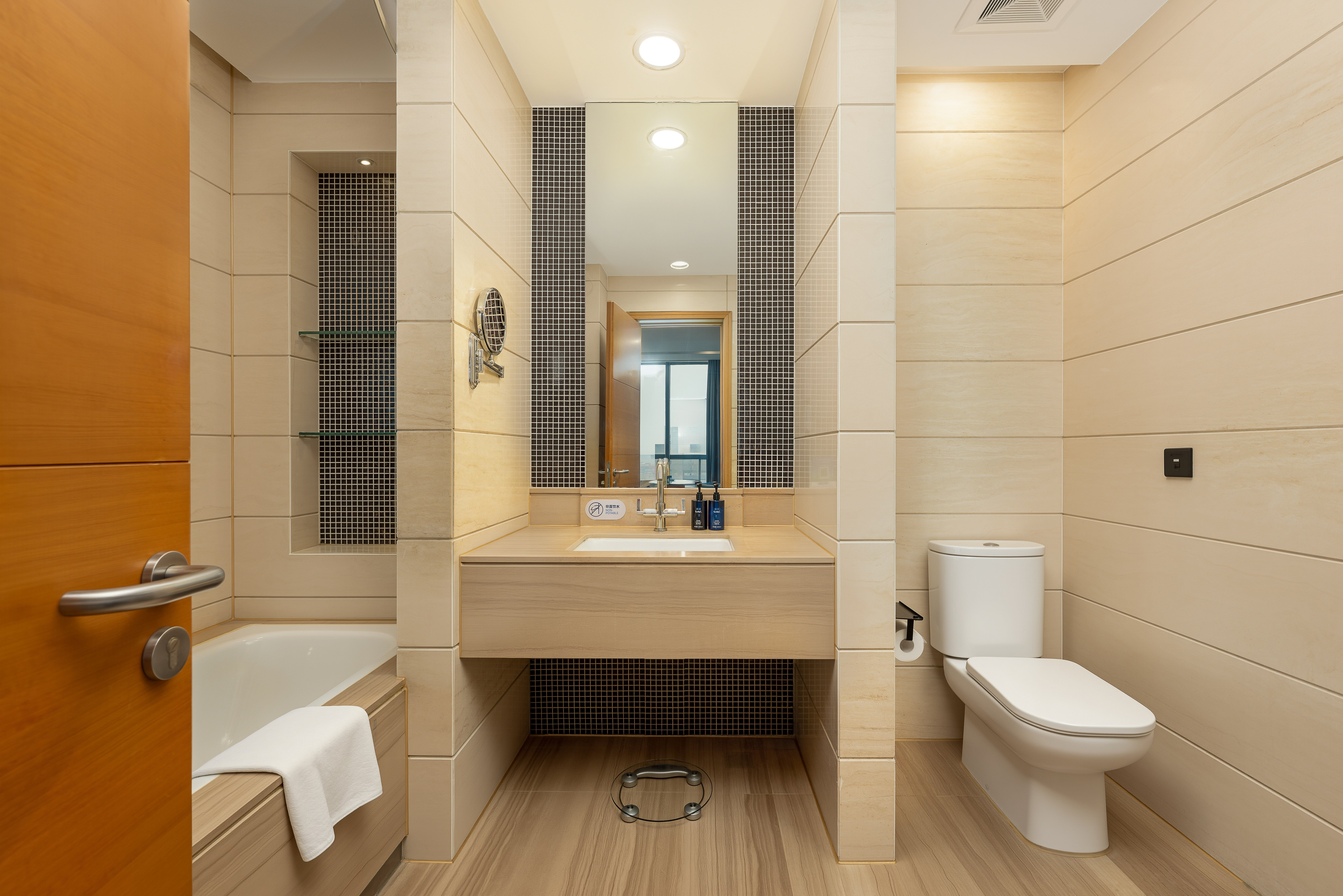 Holiday Inn Express Beijing Huacai 48/50