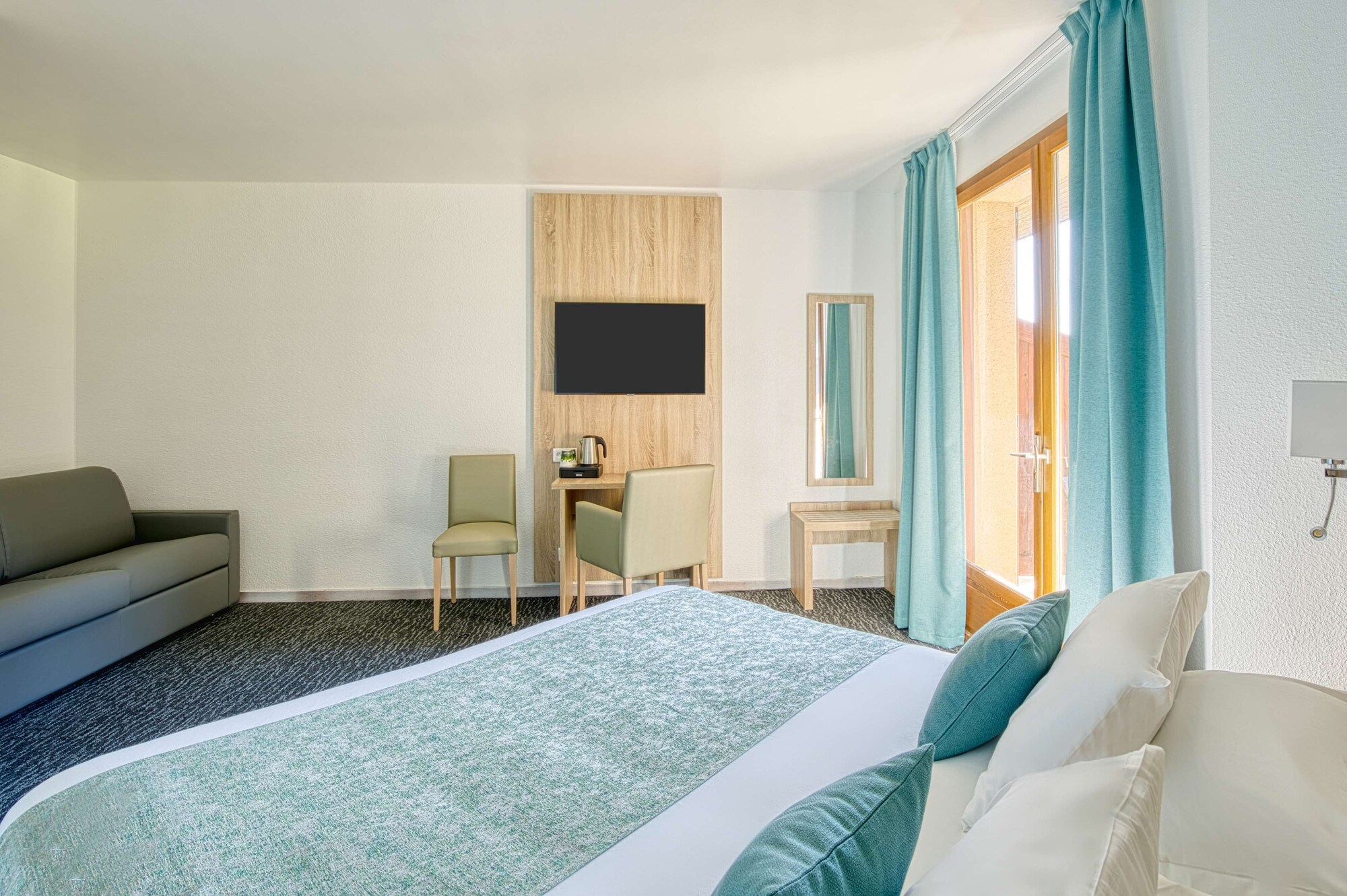 Family, King Bed, Pool View, Sofa, Bathtub