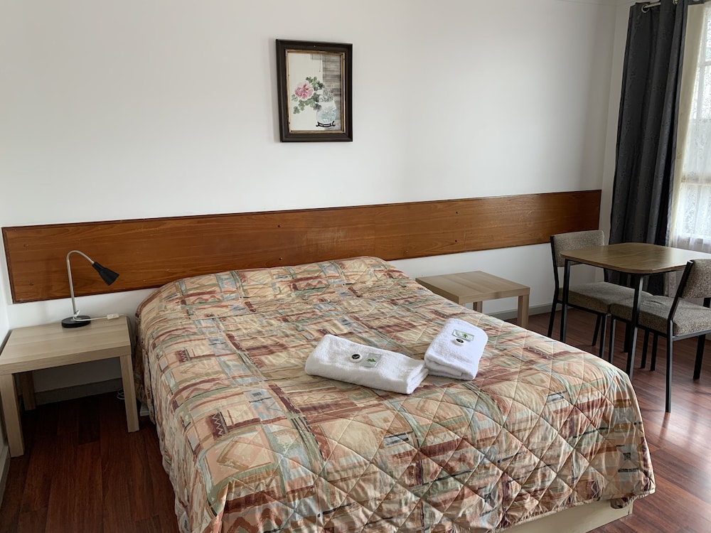 Beaconsfield Lodge Motel 12/66