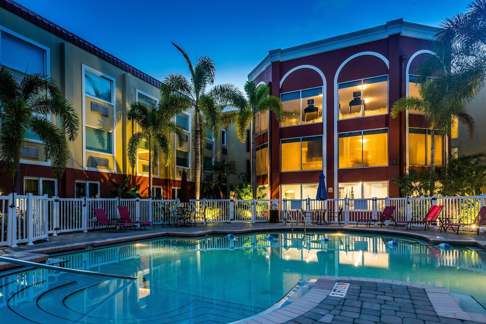 Holiday Inn Express & Suites Bradenton West, an IHG Hotel 7/69