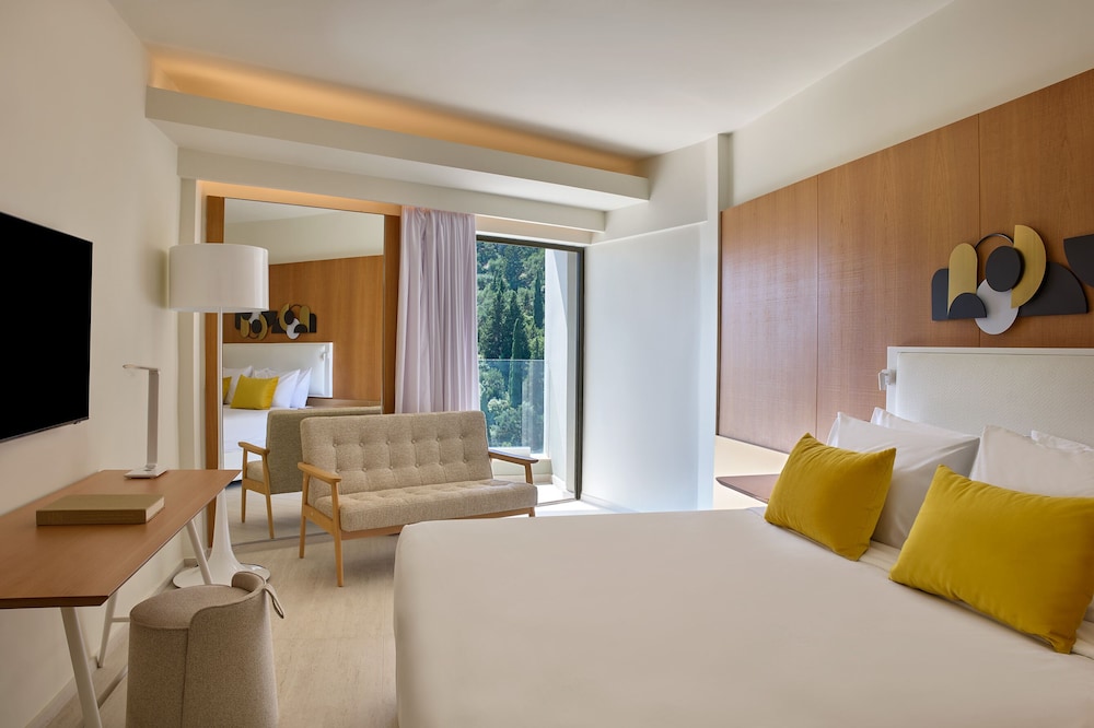 DELUXE, DOUBLE OR TWIN BED, SIDE SEA VIEW