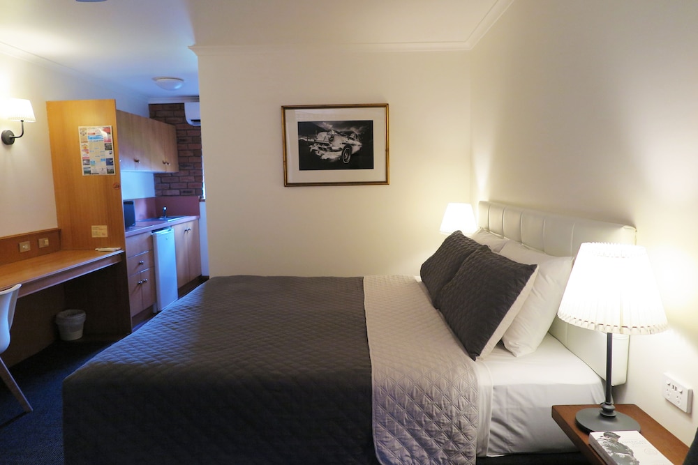 SUMMERHILL MOTOR INN 28/70