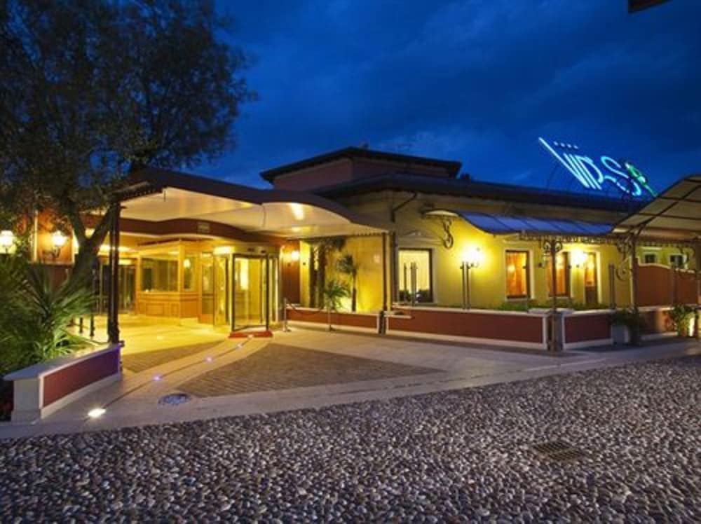 Vip's Motel Luxury Accommodation & Spa 2/72