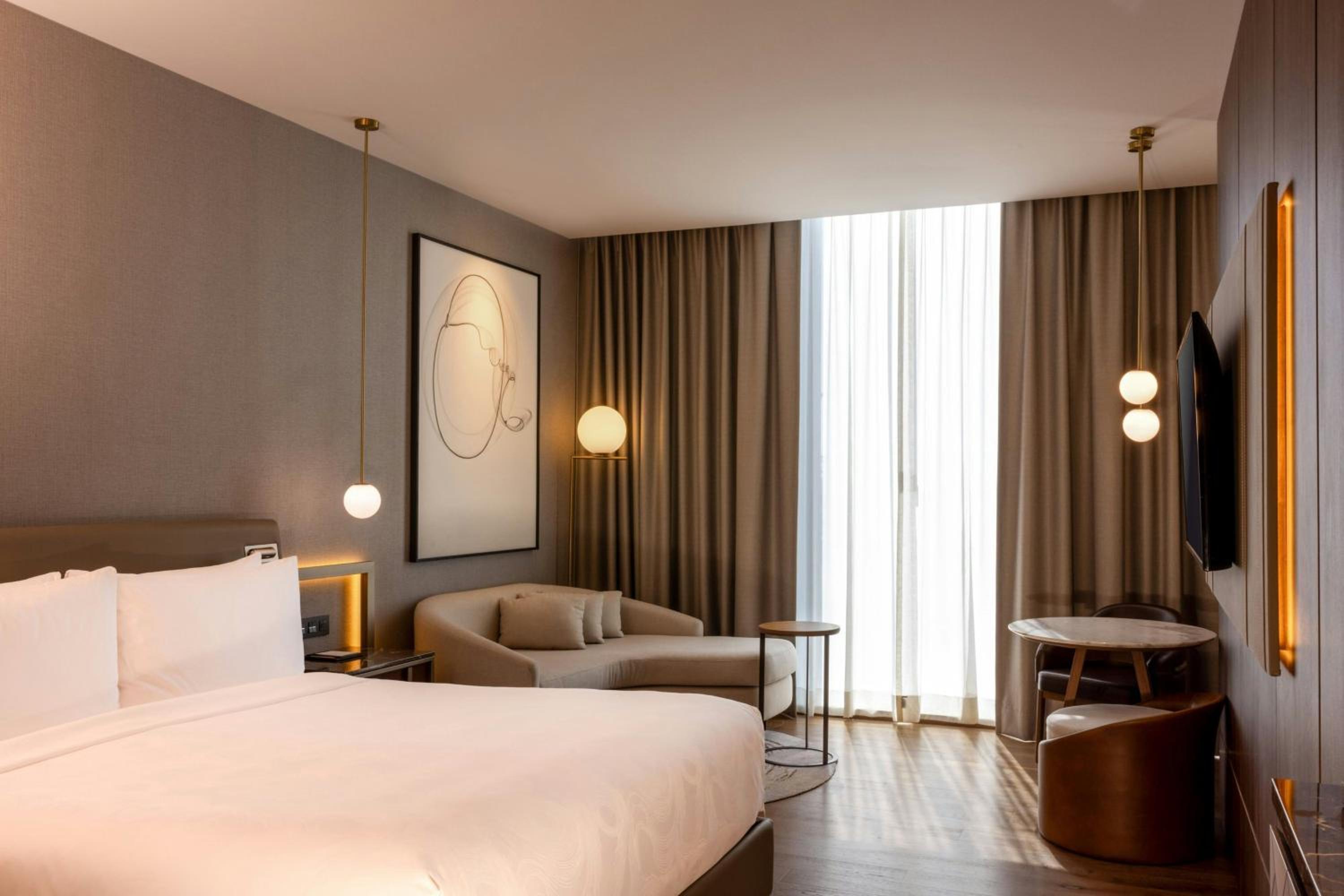 Guest Room, Deluxe, King Bed, City View, Executive Level