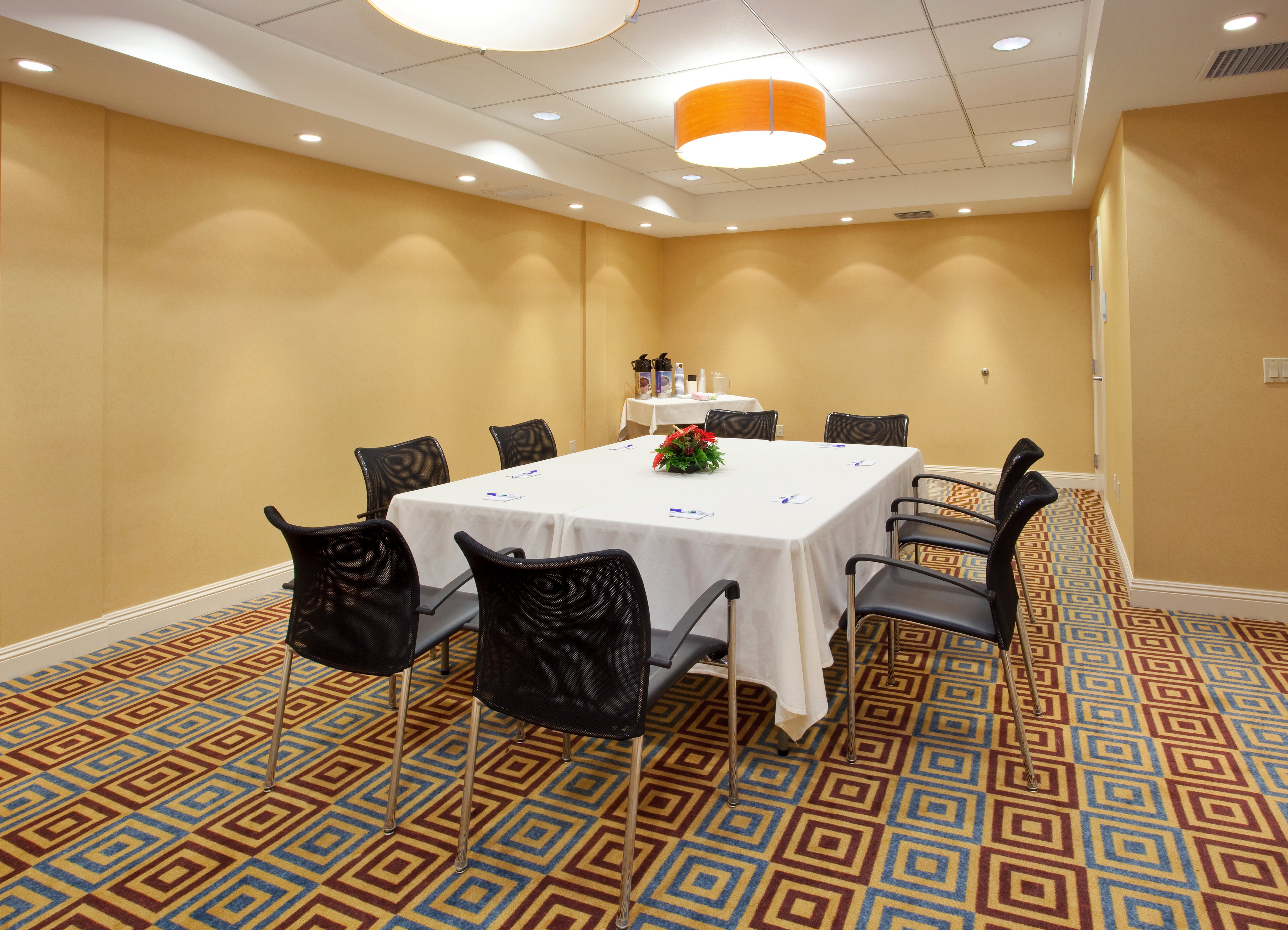 Holiday Inn Express Hotel Suites Santa Cruz 67/72