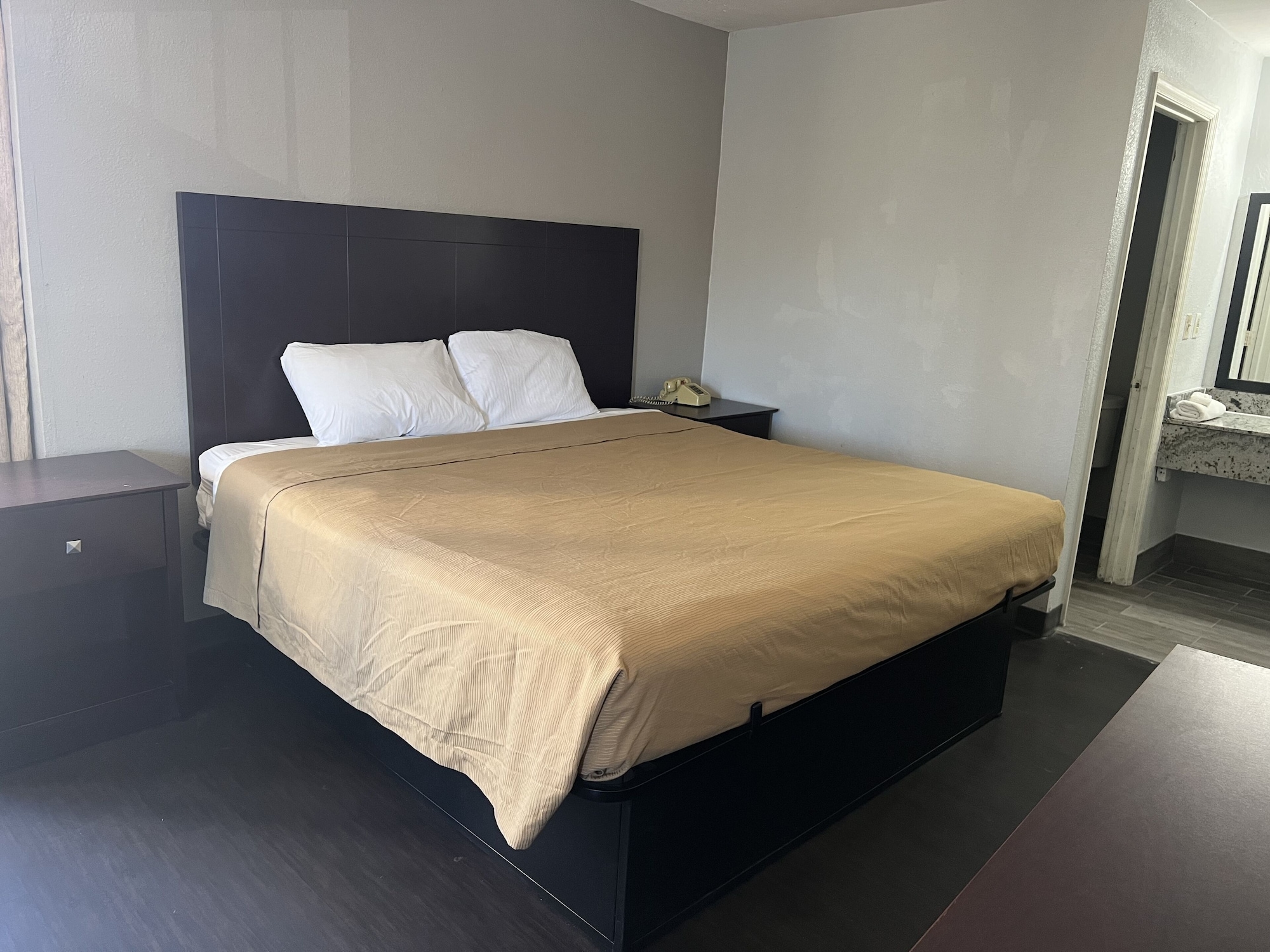 ROOM, KING BED