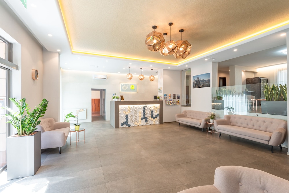 Corvin Plaza Apartments And Suites 10/54