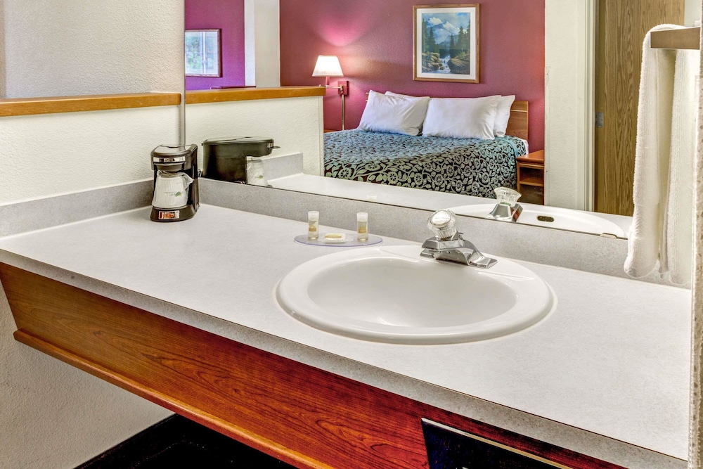 Days Inn & Suites by Wyndham Gresham 12/26