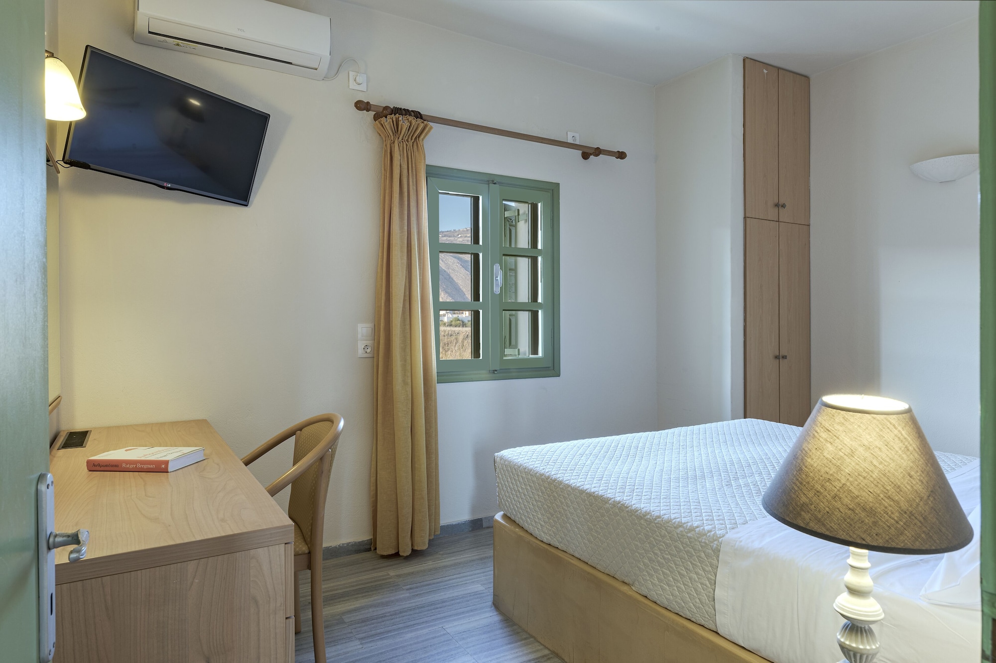1 BEDROOM, APARTMENT, OUTDOOR JETTED TUB