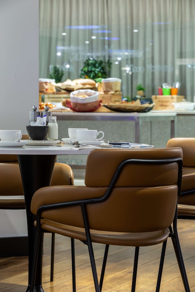 RADISSON BLU HOTEL BASEL 52/74