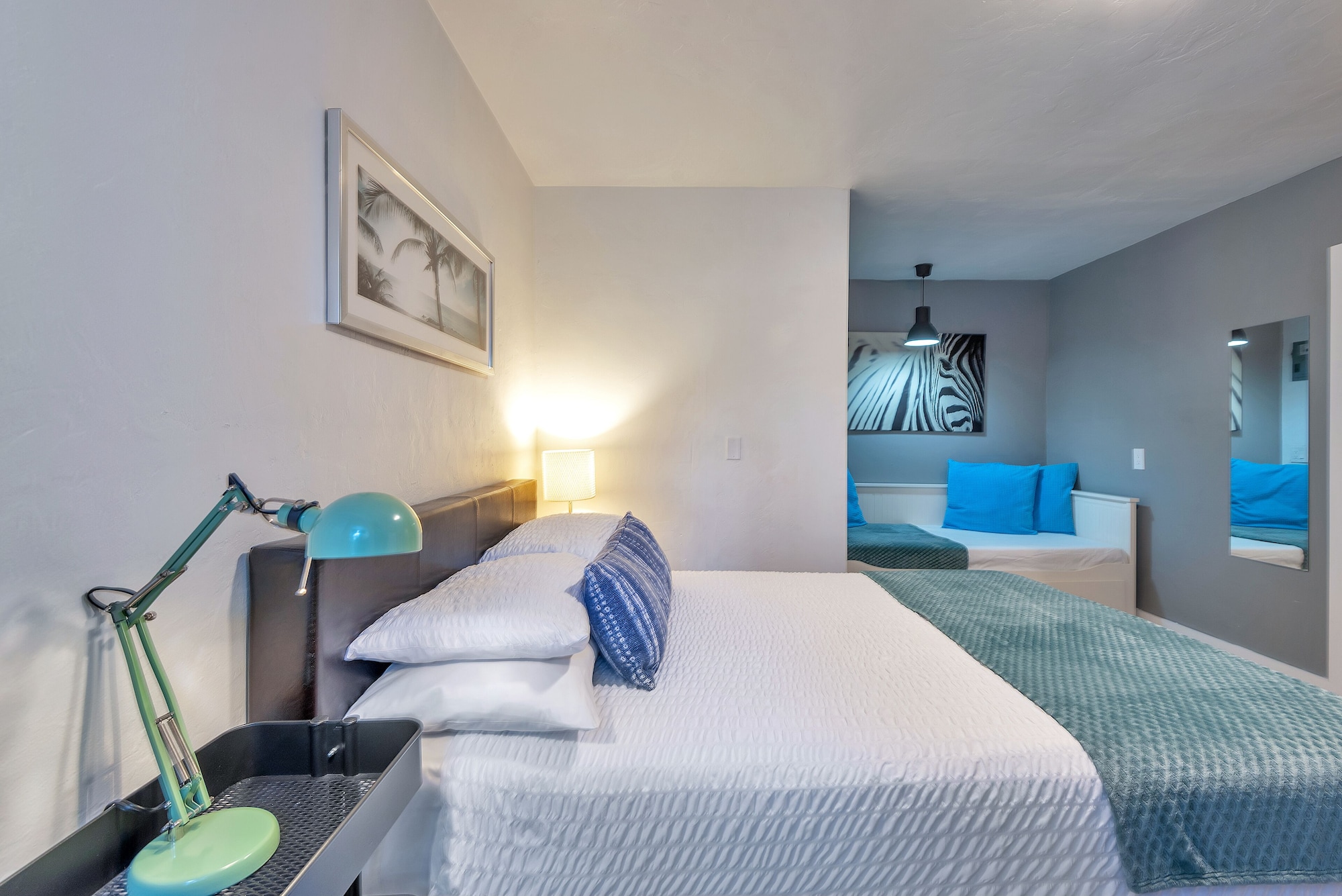 STUDIO, QUEEN BED, SOFA