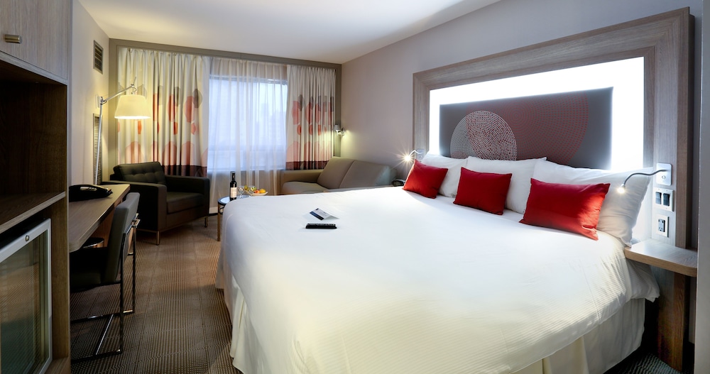 ROOM, KING BED, SOFA