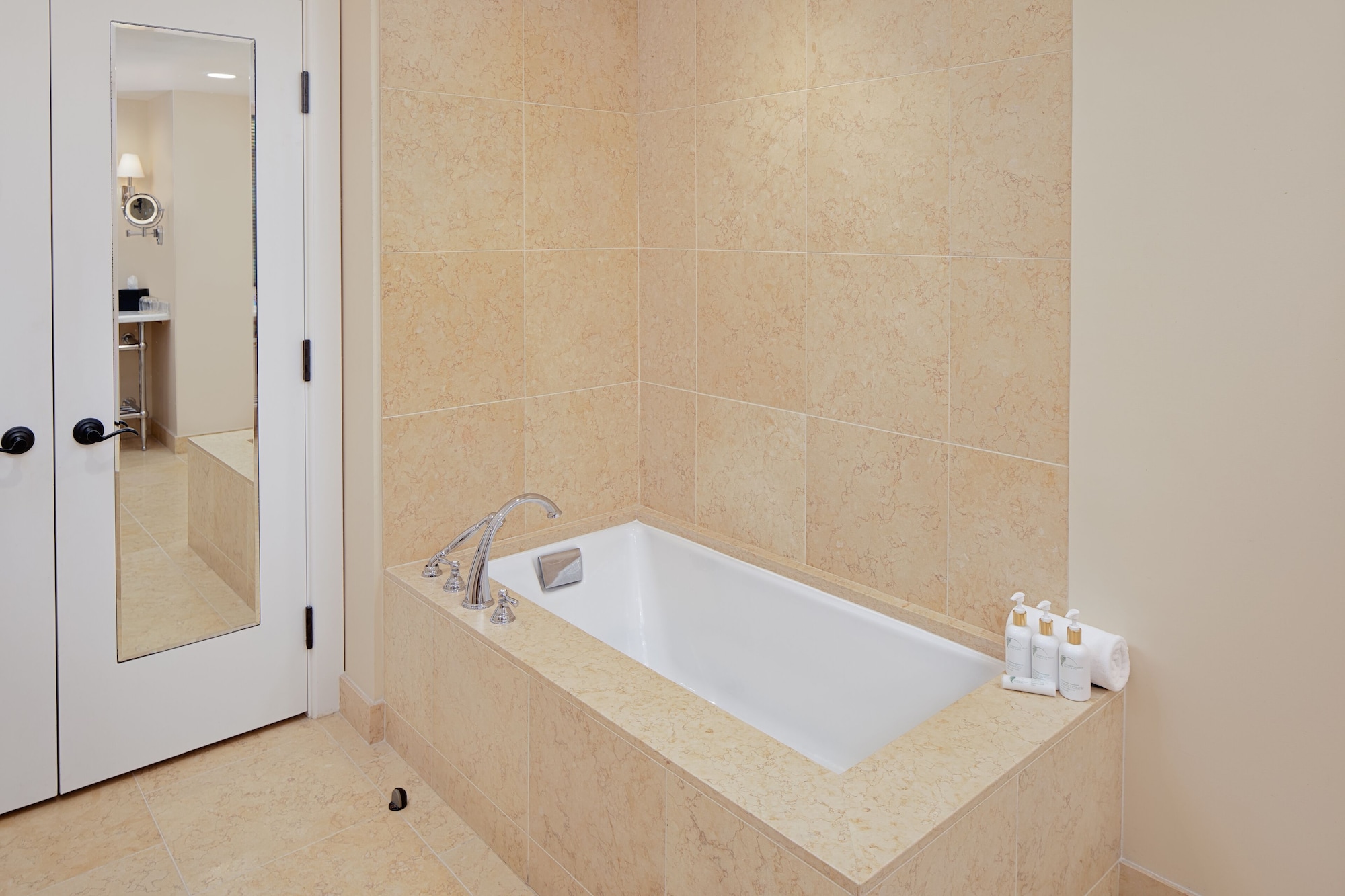Estate, Suite, King Bed، Estancia La Jolla Hotel And Spa 9/10