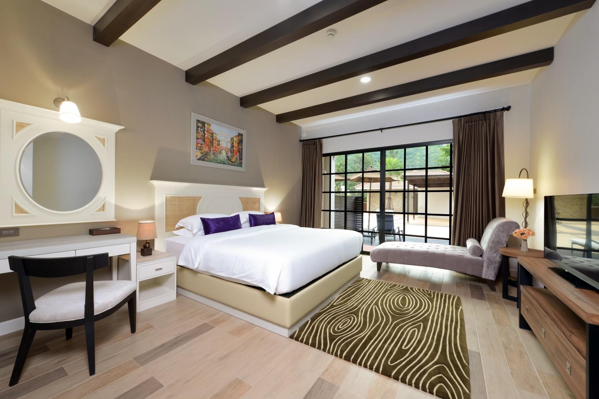Deluxe, King Bed, Pool Access