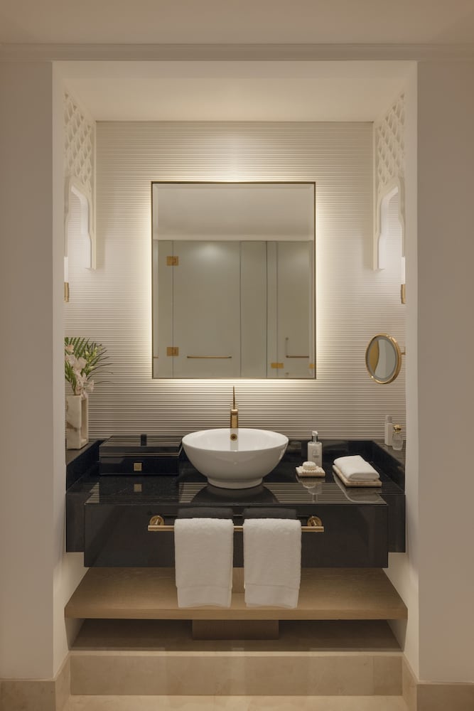 جناح جونيور بسرير مزدوج بإطلالة على المسبح، Raffles Al Areen Palace Bahrain 3/3