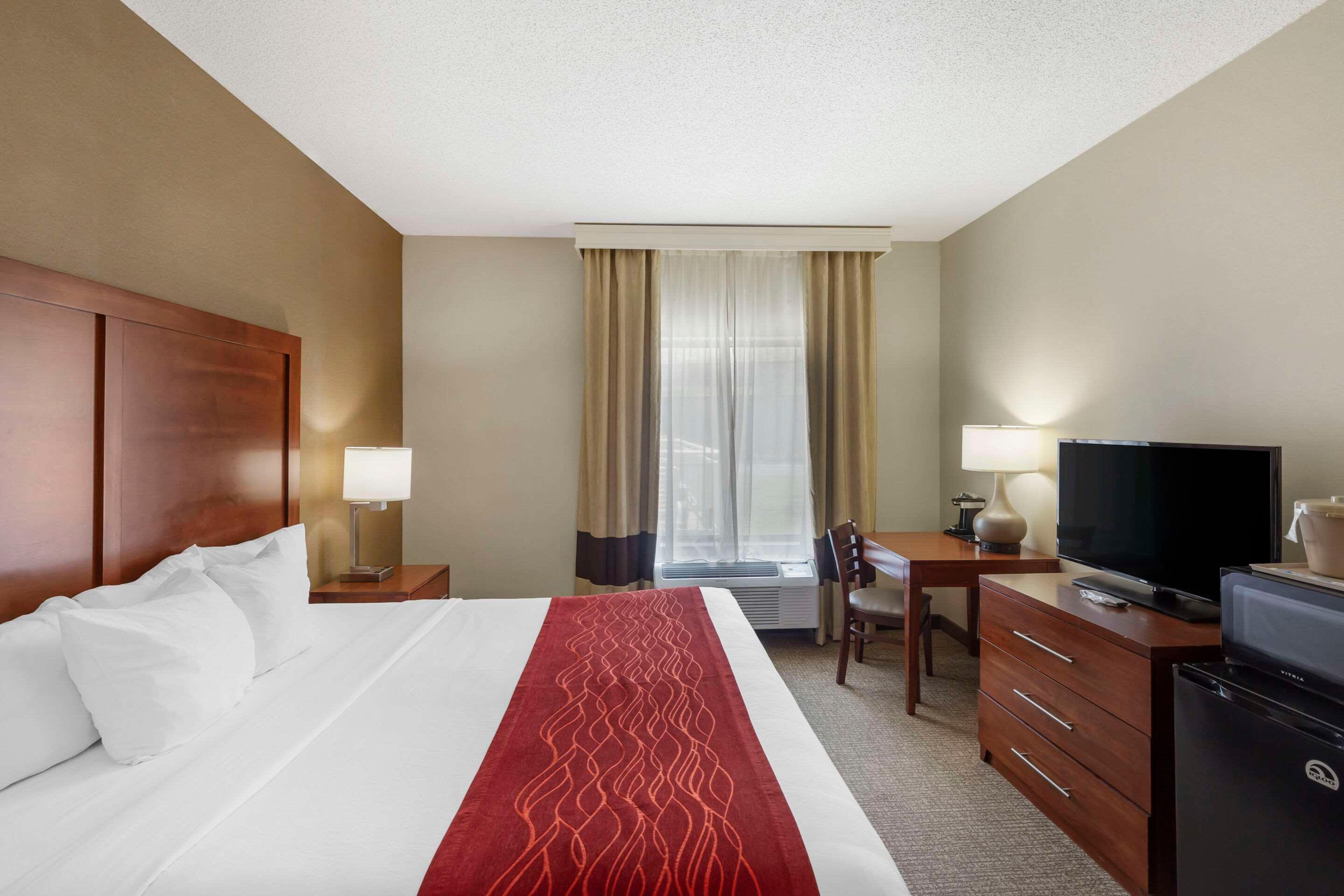 ROOM, QUEEN BED, ACCESSIBLE