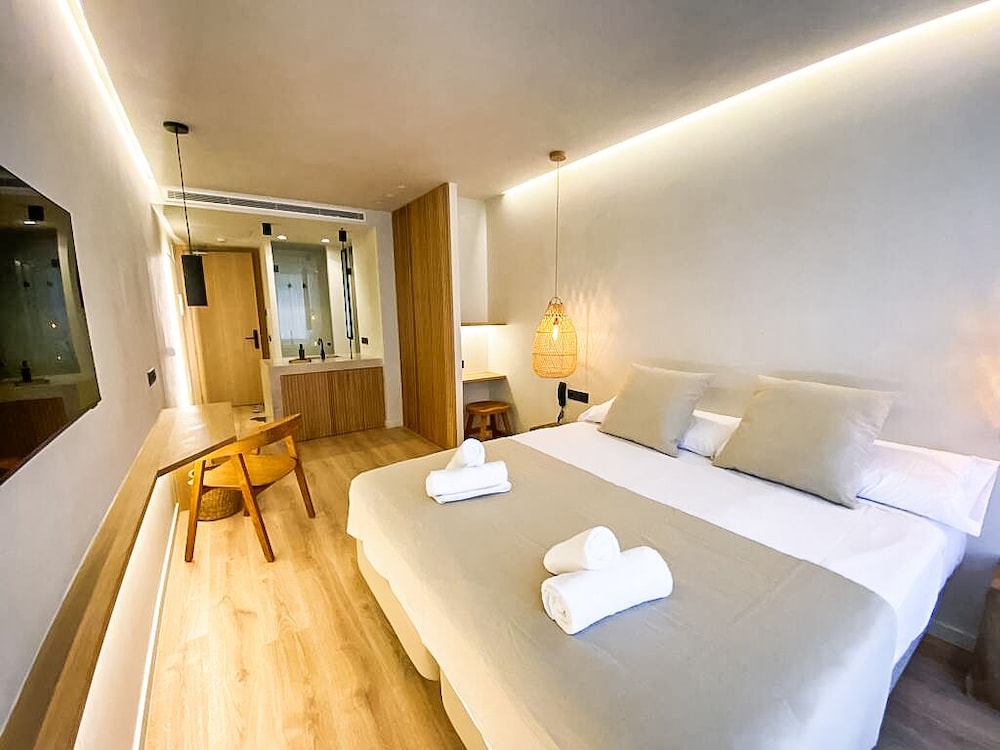 ROOM, DOUBLE BED