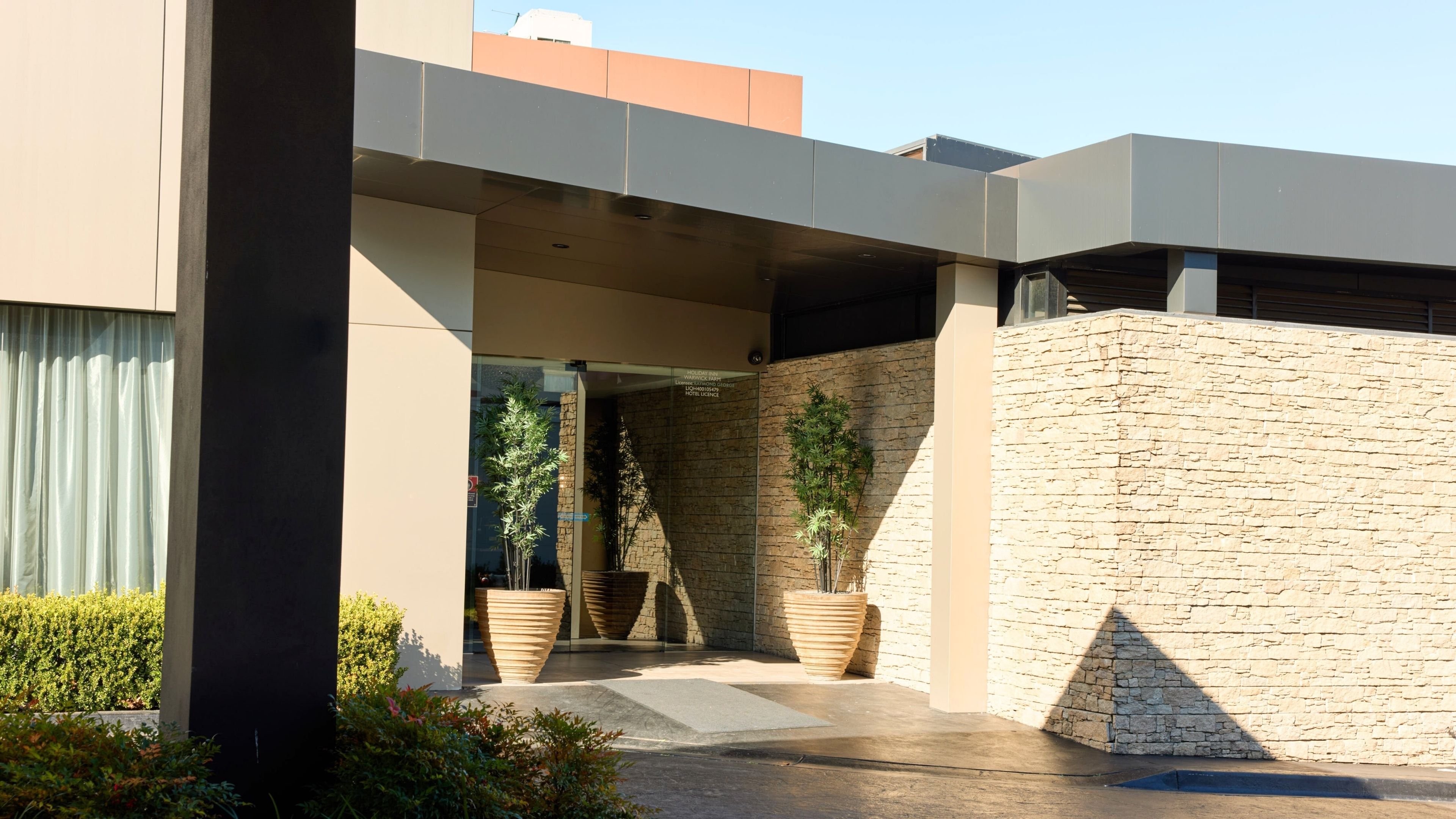 Holiday Inn Warwick Farm 68/69