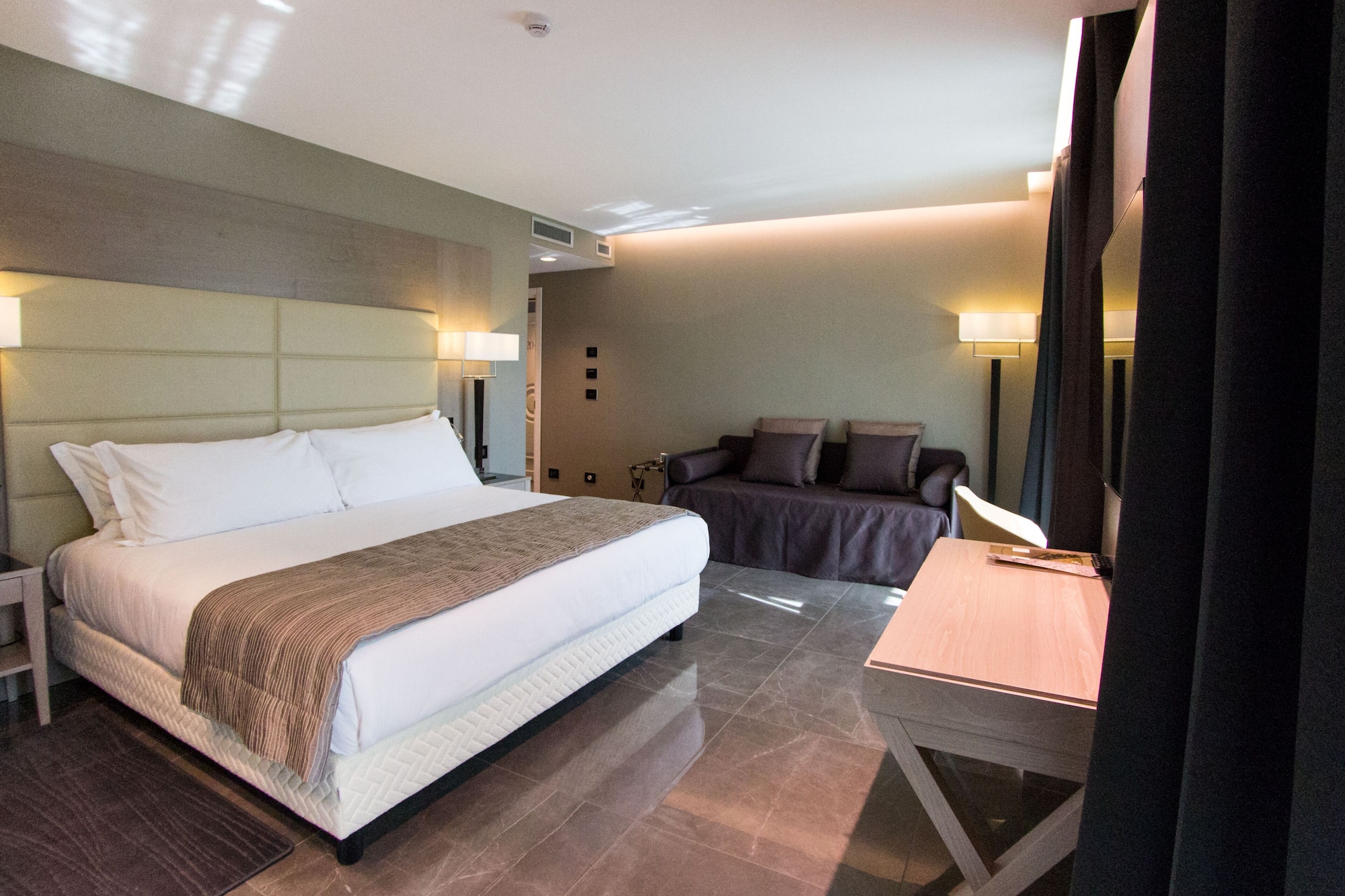 Elegant, Mini, Deluxe, Suite, King Bed