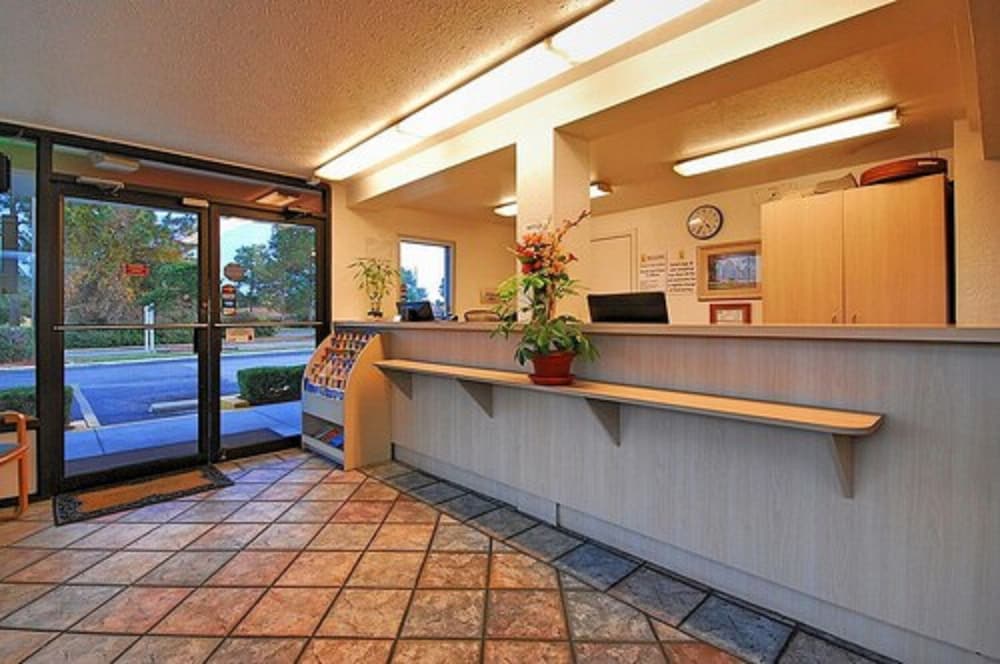 Super 6 Inn & Suites 6/40
