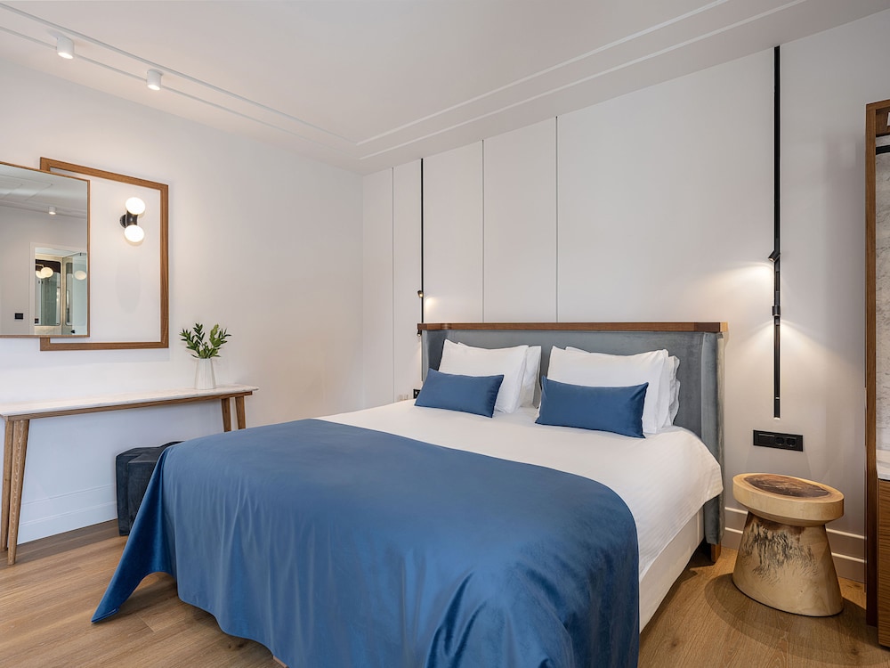 DELUXE, DOUBLE OR TWIN BED