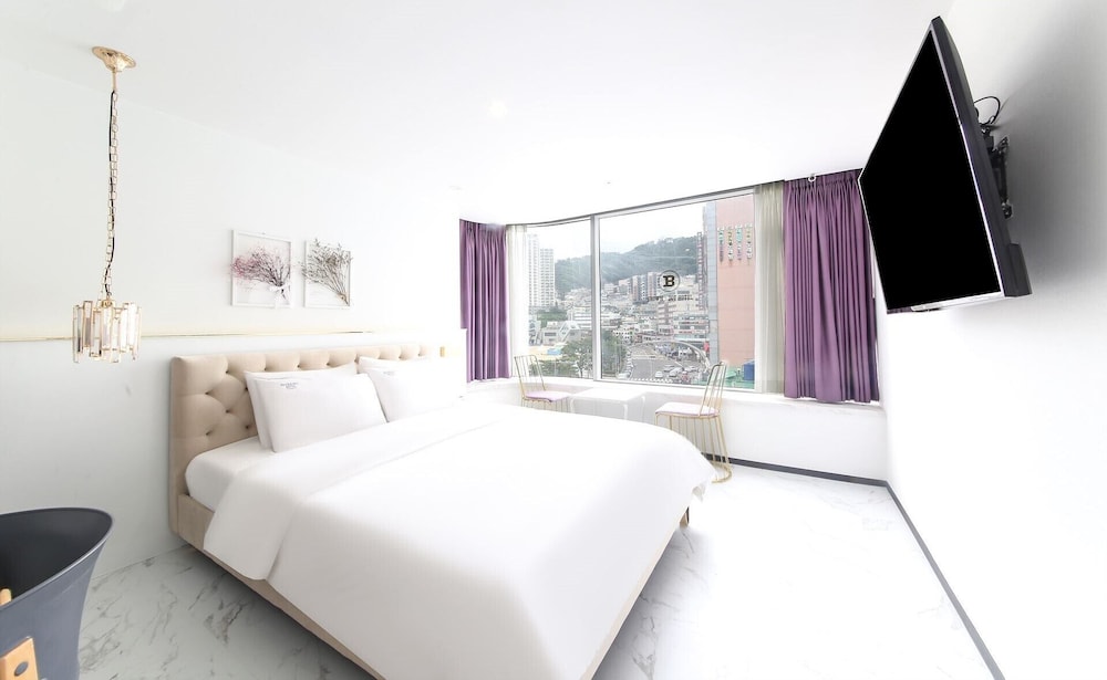 DELUXE, QUEEN BED, PARTIAL OCEAN VIEW