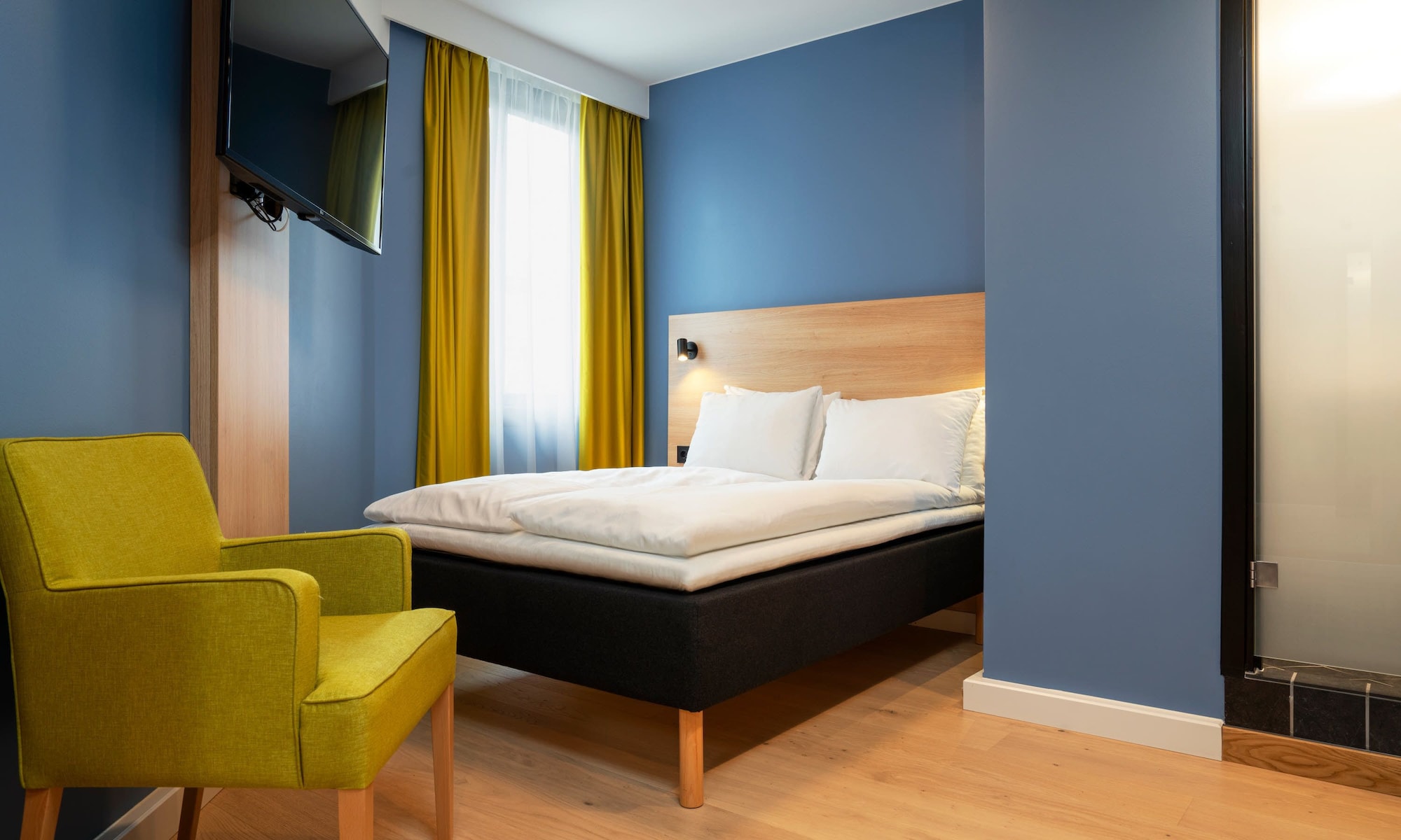STANDARD, QUEEN BED