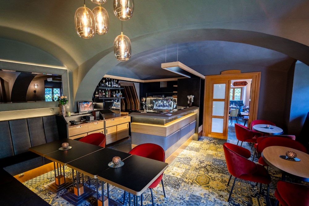 MAXIMILIAN LIFESTYLE RESORT 30/50