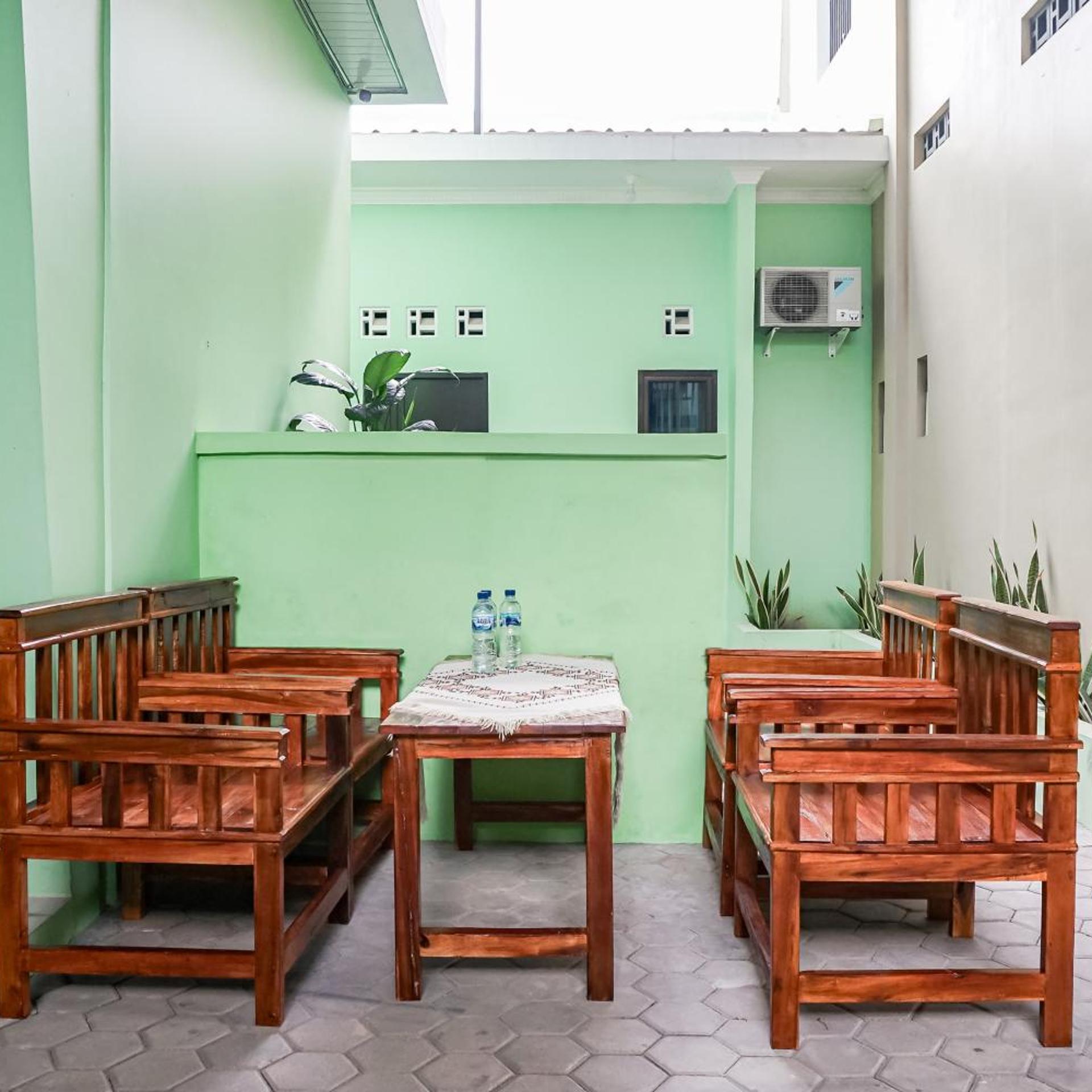 Hotel O Guest House Riharti Syariah 31/43