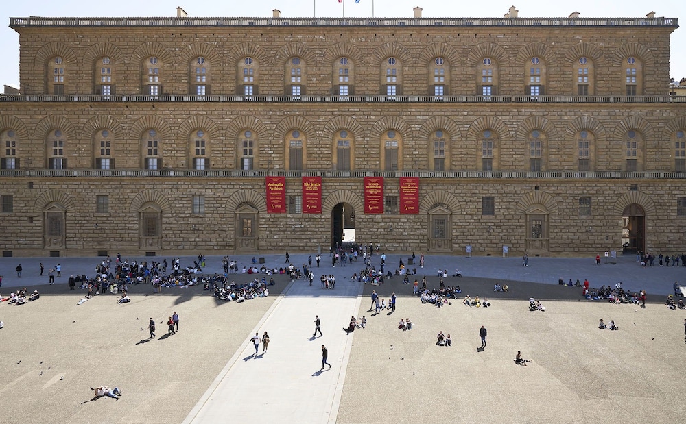 Palace with balcony View to Pitti Palace and the Duomo 15/18