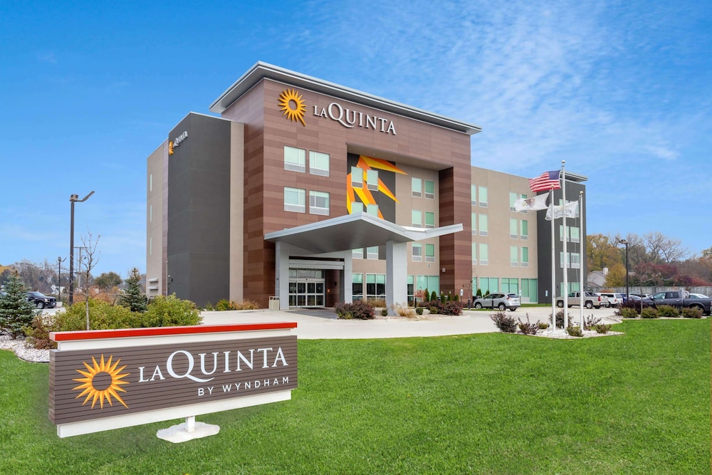 La Quinta Inn & Suites by Wyndham Shorewood 36/40