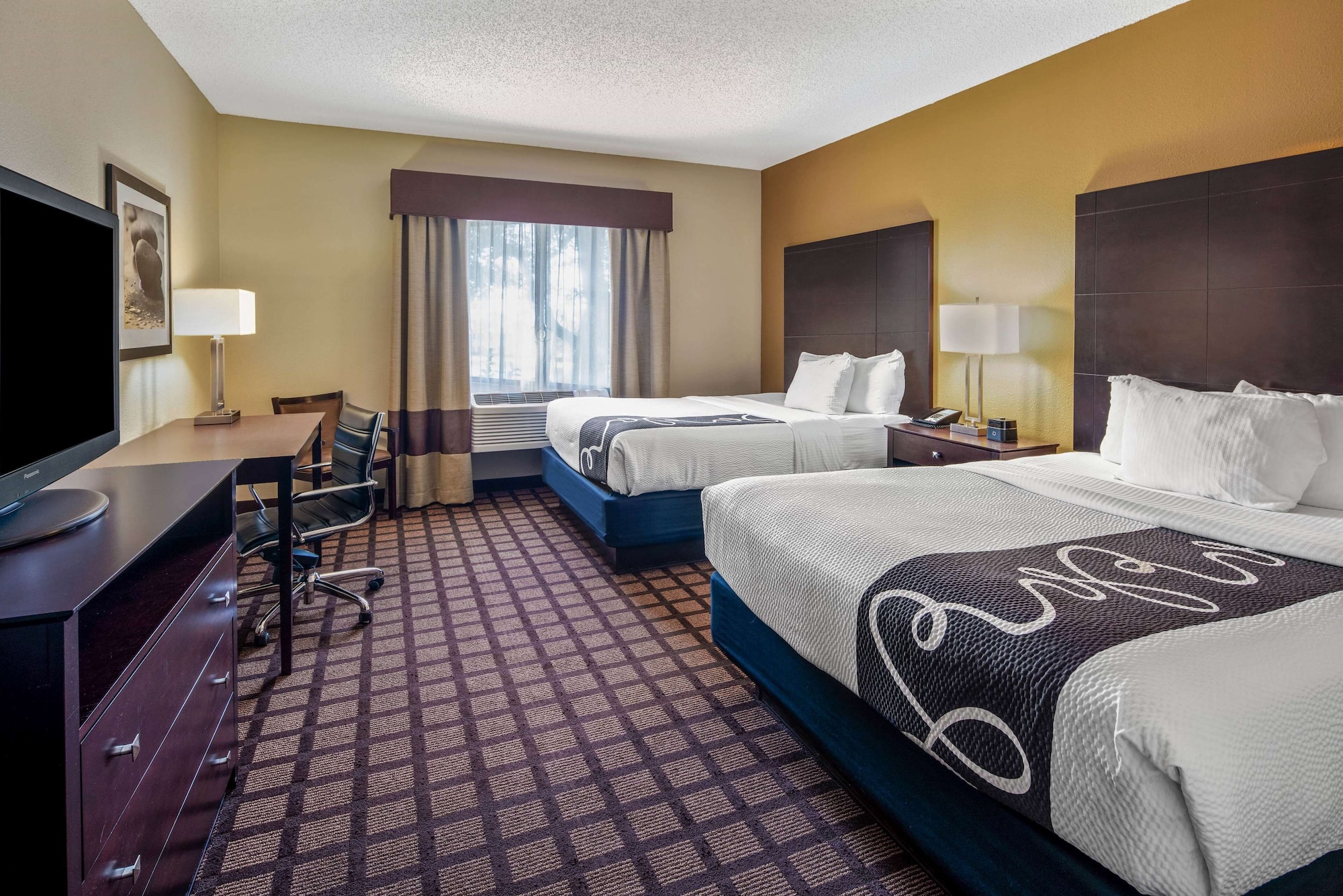 غرفة بسريرين كوين بإطلالة على البحيرة، La Quinta Inn & Suites by Wyndham Bonita Springs Naples N. 5/9