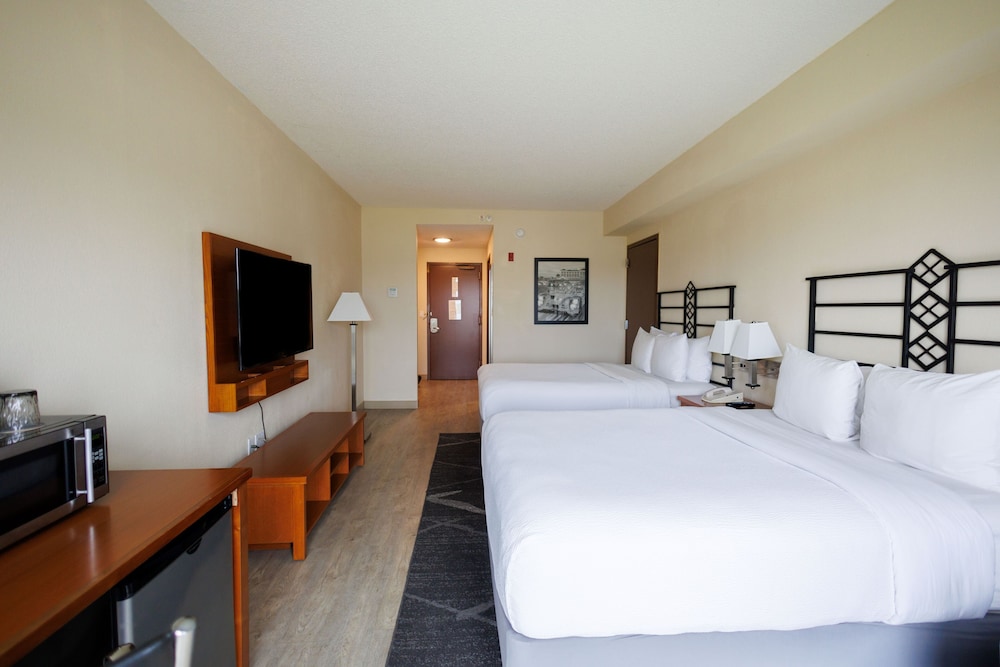 Classic, 2 Queen Beds, Hairpin View, Balcony