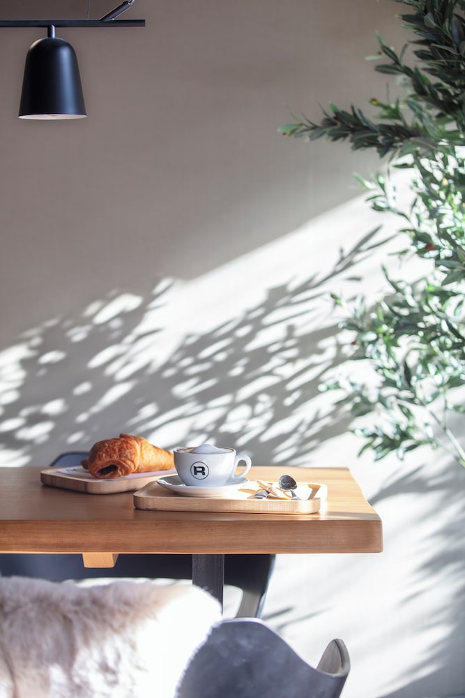 Acta Arthotel 50/50