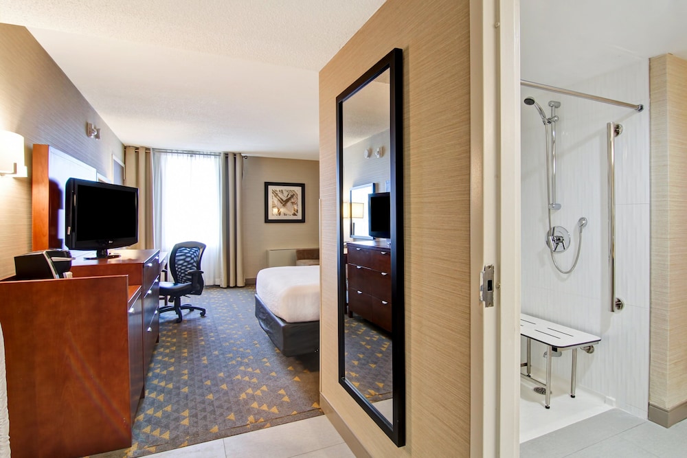 Holiday Inn Oakville Centre 24/81