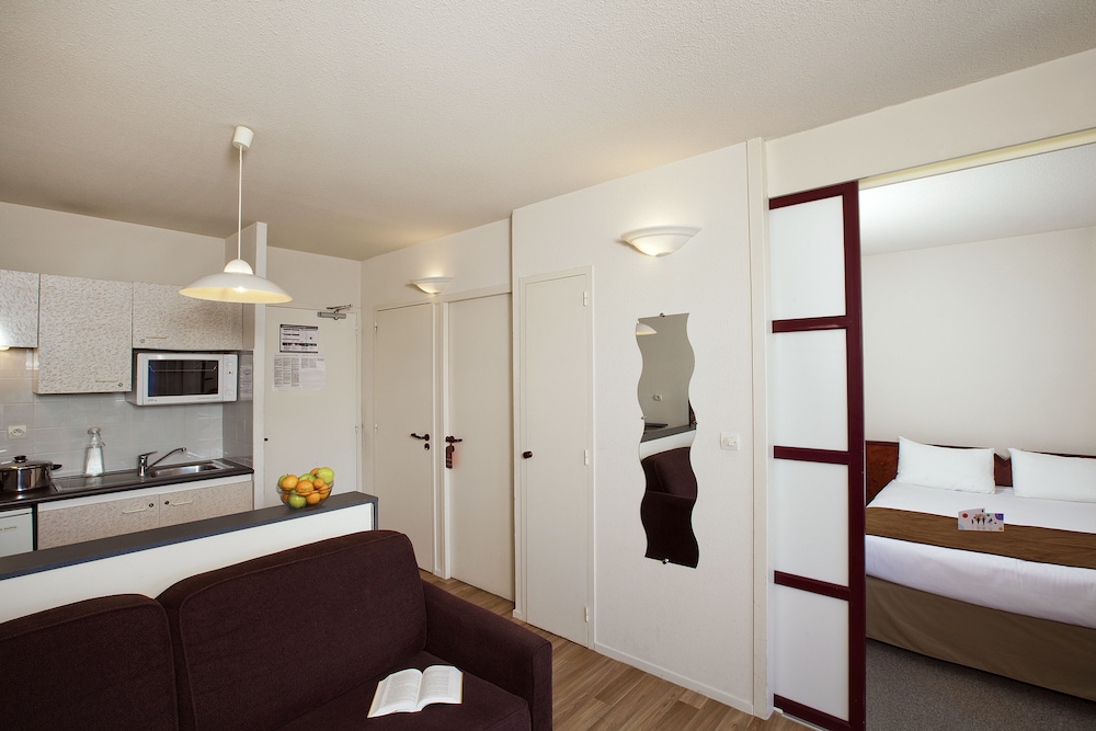 RESIDENCE LES JARDINS DU LAC CERISE HOTELS AND RESIDENCES 50/50