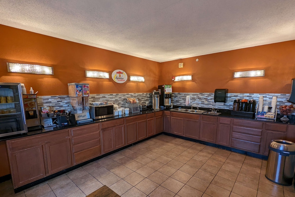 Super 8 By Wyndham Wichita North 7/39