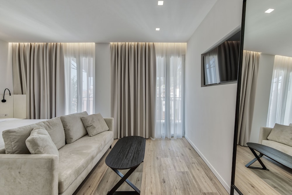 Bitzaro Hotel 12/50