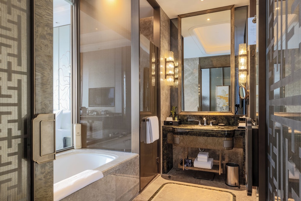 EXECUTIVE, SUITE