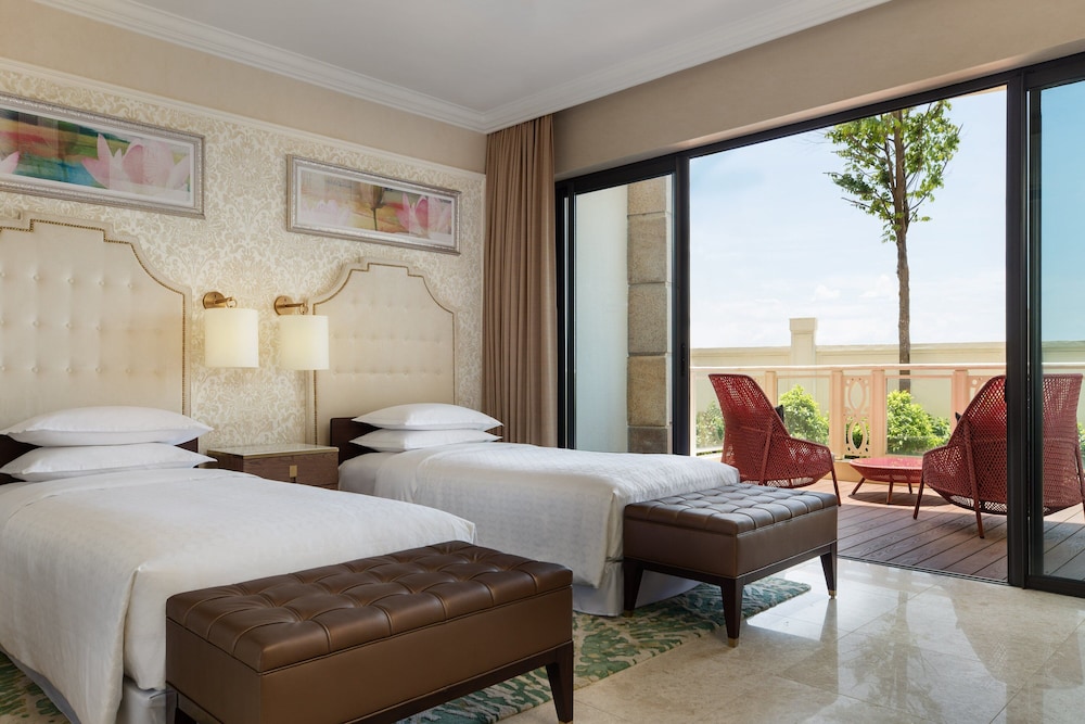 Sheraton Grand Danang Beach Resort and Spa 16/47