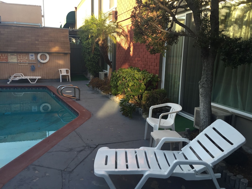 Park Plaza Lodge Hotel 35/41