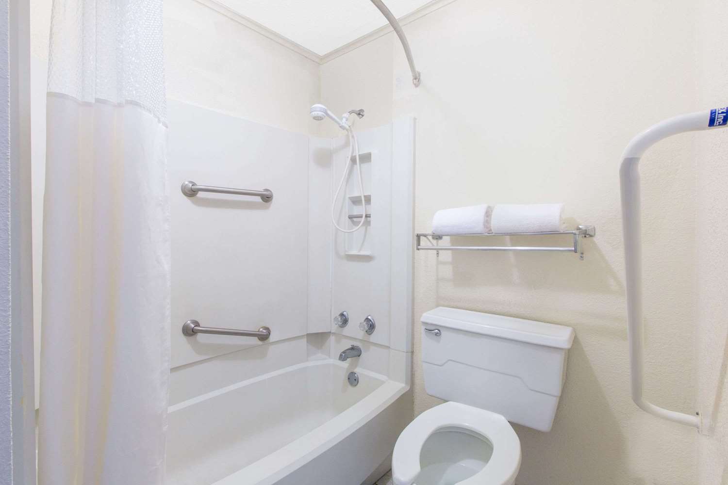 Days Inn & Suites by Wyndham Marshall 6/6