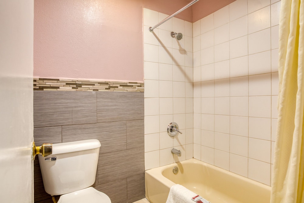 Heritage Inn And Suites 17/58