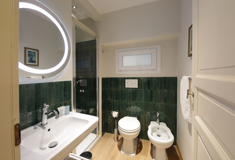 DELUXE, STUDIO, QUEEN AND TWIN BEDS, QUEEN BED