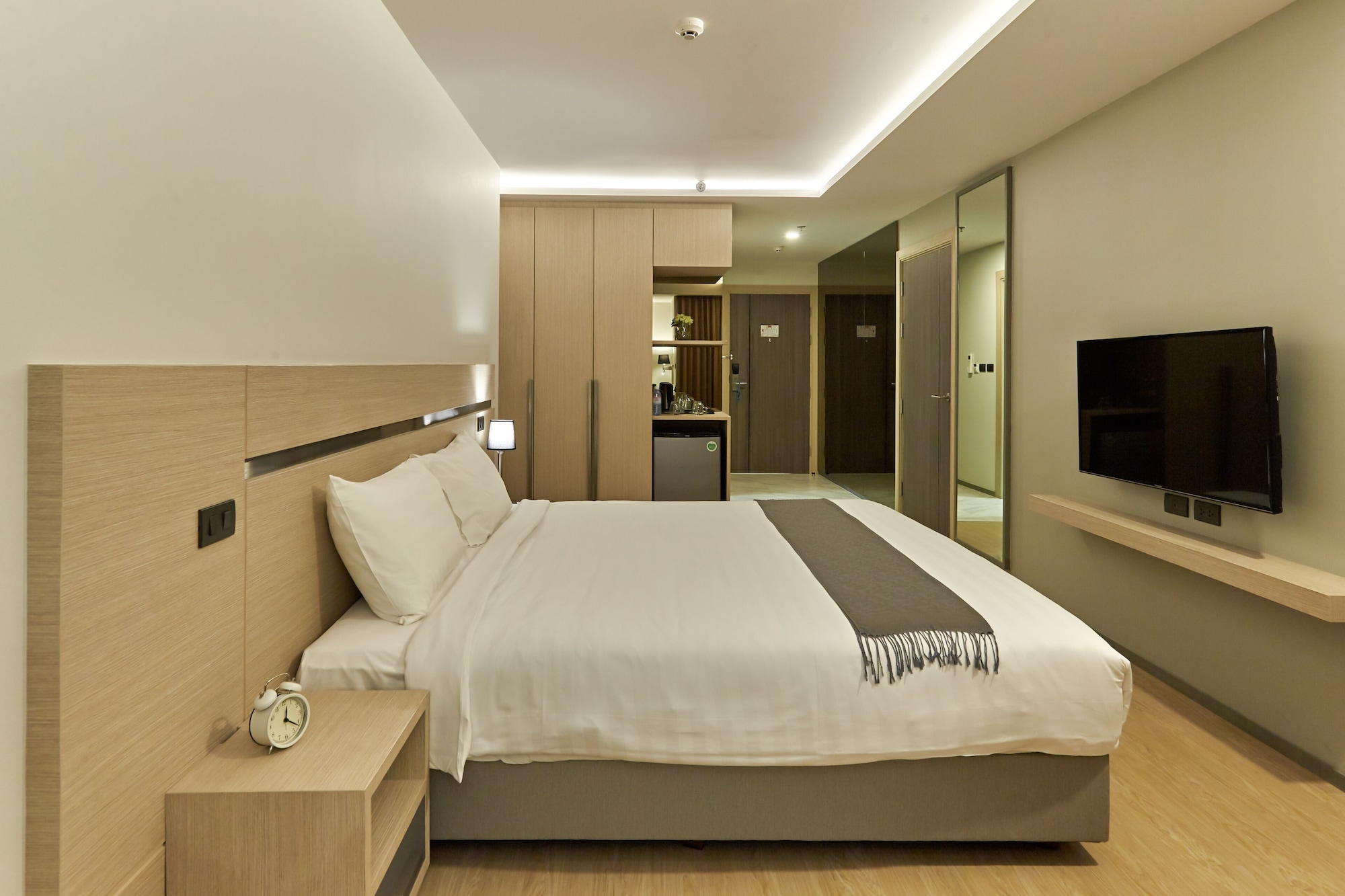 DELUXE, KING BED, BATHTUB