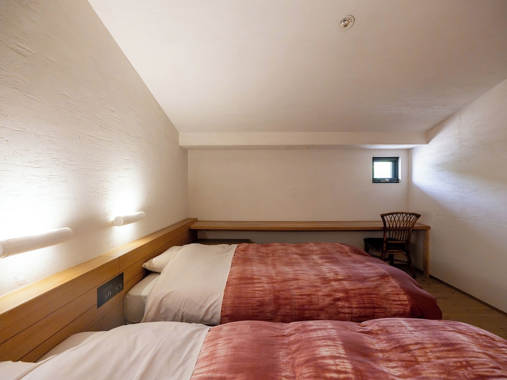 MEZZANINE, SUITE, PRIVATE BATHROOM