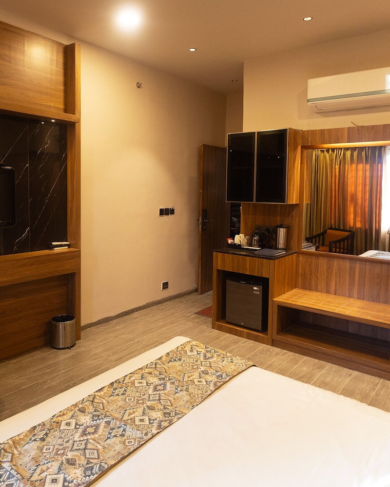 Hotel Rock Regency 36/55